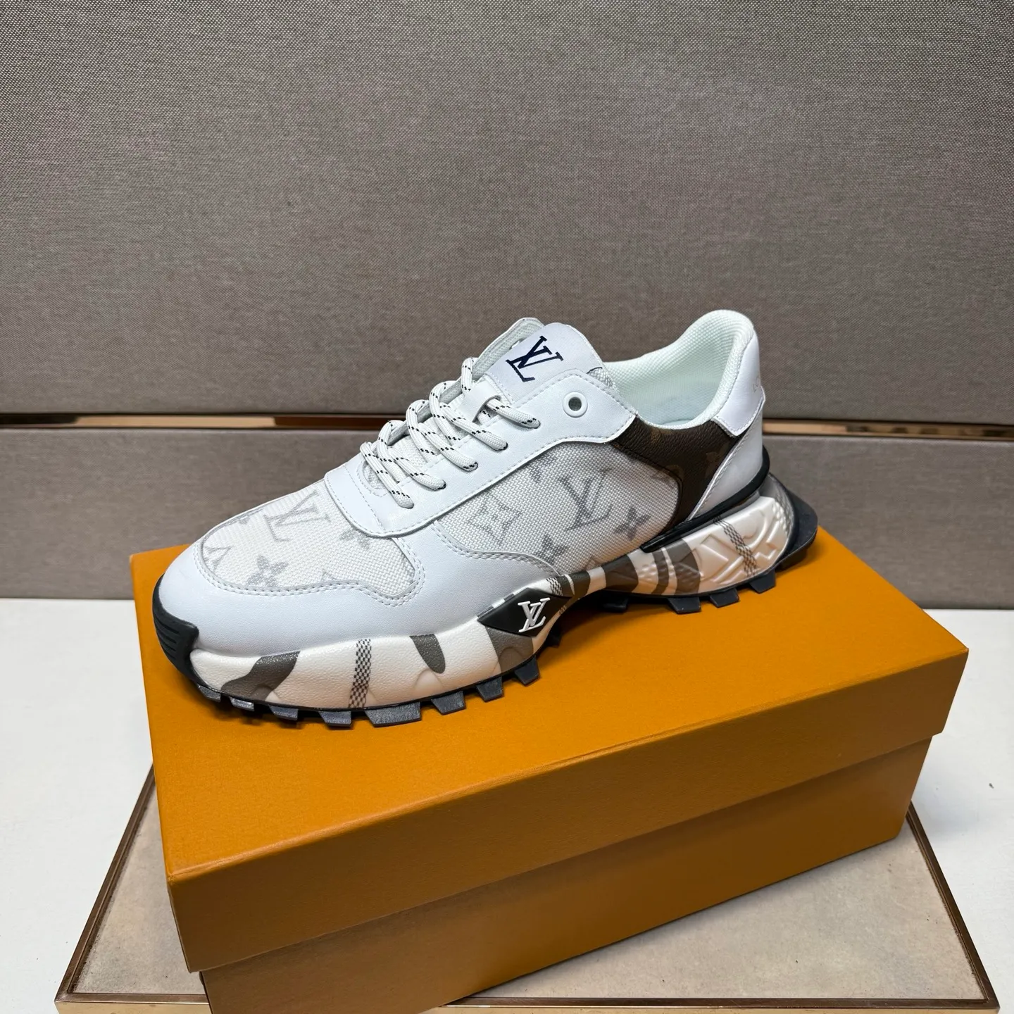 ⬛️Men's shoes 💰p442【LV～】Men's casual shoes 2025z cabinet sales simultaneously 🔶Size: 38-44#️⃣ 🔷2 colors🔜The upper is made of multi-material splicing➕Mesh lining, comfortable and breathable, sole: original comfortable and wear-resistant outsole, ⚠️real thing📱photographed🎬real thing is better📢📢📢